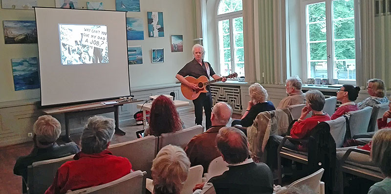 Bucky Halker präsentiert in einem Vortrag und mit 
								musikalischen Beiträgen das Leben und Wirken von Woody Guthrie