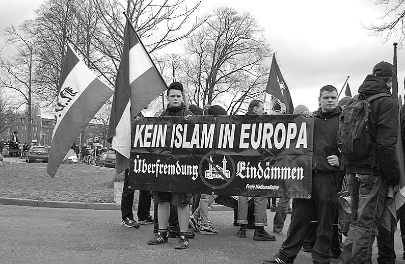 NVU Demonstration in Ede (Niederlande) - Beispiel für antimoslemische Parolen von Rechtsextremisten.